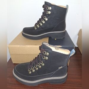 Teva W Midform Lace-up Boots in black in a ladies 10 & 8. NWB